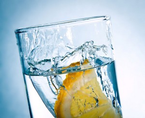 Glas mit frischem Trinkwasser
